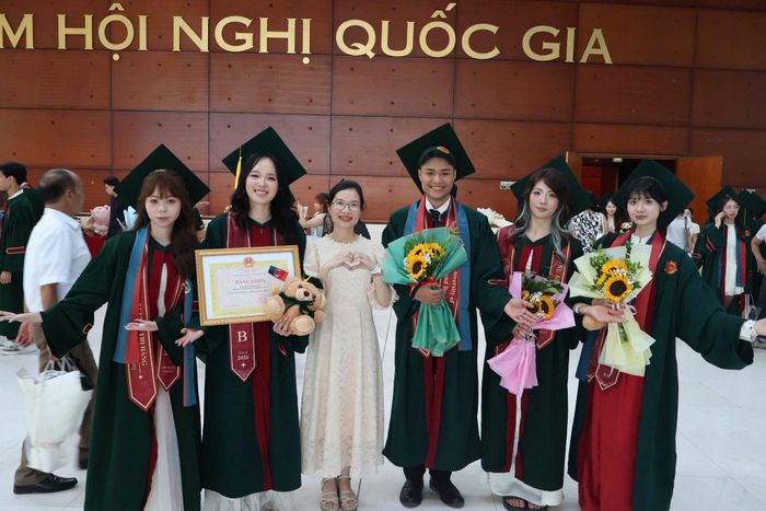 Quỳnh Anh (thứ 2 từ trái qua) cùng cô giáo hướng dẫn và các bạn đã đi Đài Loan thực tập. Ảnh: NVCC