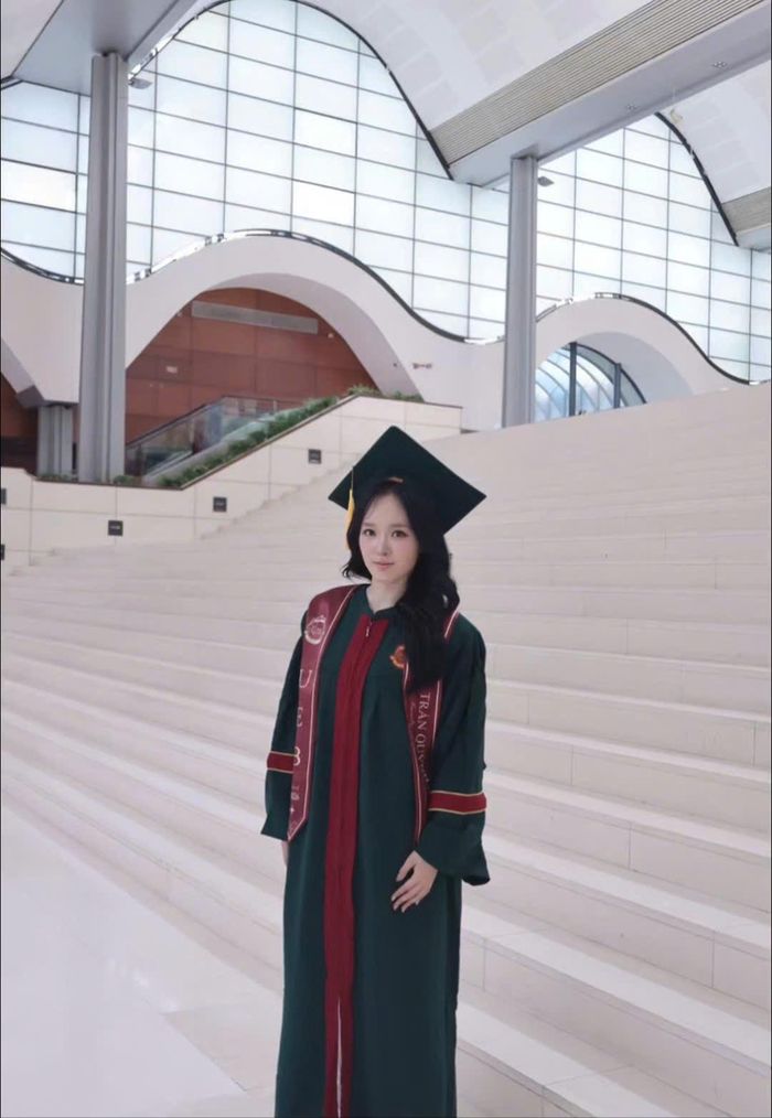 Trần Quỳnh Anh - thủ khoa ngành Kinh tế, Khoa Kinh tế Chính trị, Trường Đại học Kinh tế, Đại học Quốc gia Hà Nội (UEB) tốt nghiệp với GPA xuất sắc 3.87/4.0. Ảnh: NVCC