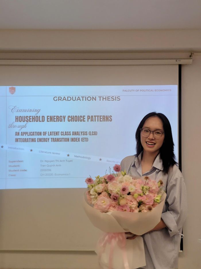 Quỳnh Anh kết thúc buổi bảo vệ bài khóa luận tốt nghiệp. Ảnh: NVCC
