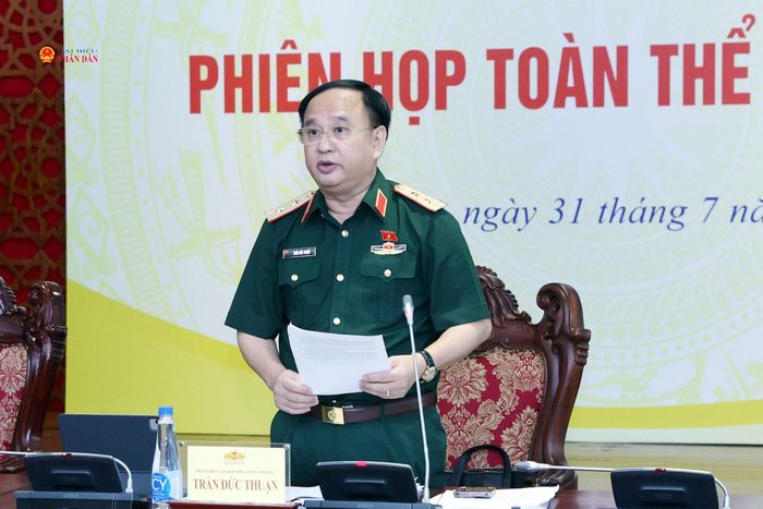 Phó Chủ nhiệm Ủy ban Quốc phòng, An ninh và Đối ngoại, Trung tướng Trần Đức Thuận phát biểu