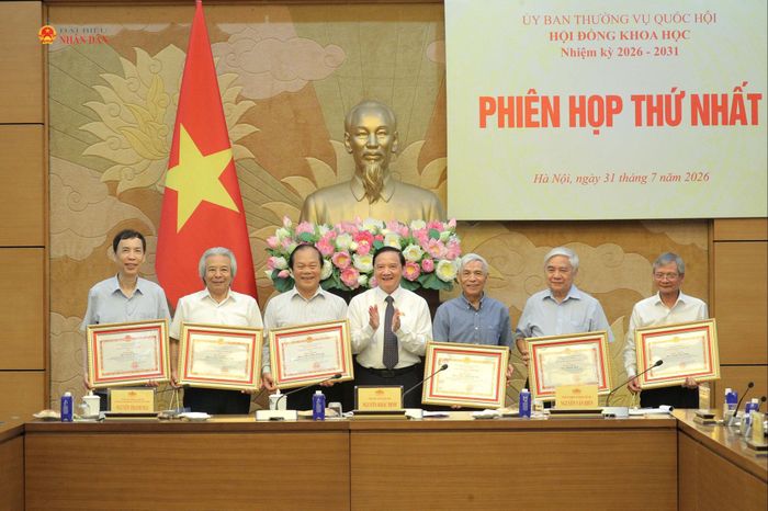 Phó Chủ tịch Quốc hội Nguyễn Khắc Định trao bằng khen cho các cá nhân có thành tích xuất sắc trong hoạt động khoa học của Hội đồng khoa học của Ủy ban Thường vụ Quốc hội nhiệm kỳ 2021 - 2026