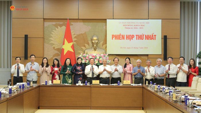 Phó Chủ tịch Quốc hội Nguyễn Khắc Định và các đại biểu chụp ảnh lưu niệm