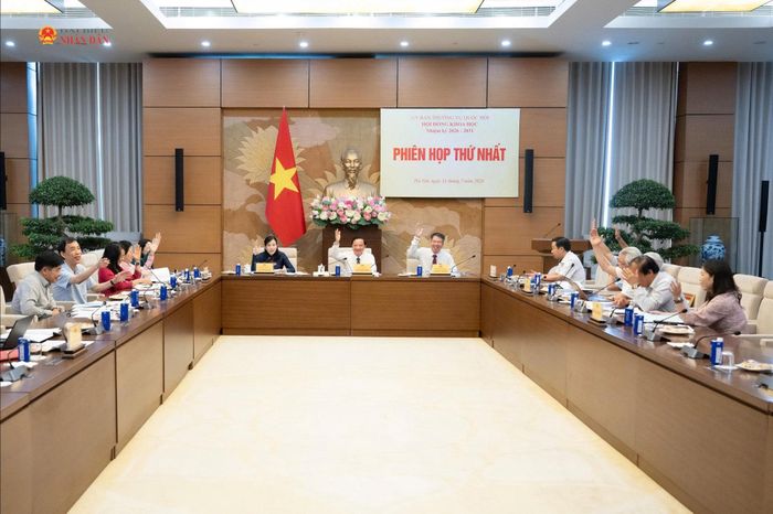 Các thành viên Hội đồng biểu quyết thông qua các văn bản trình tại phiên họp