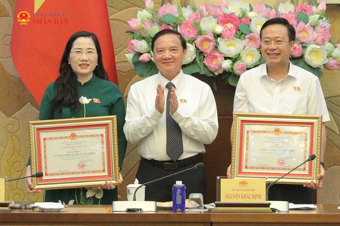 Phó Chủ tịch Quốc hội Nguyễn Khắc Định trao bằng khen cho Ủy ban Pháp luật và Tư pháp, Ủy ban Công tác đại biểu