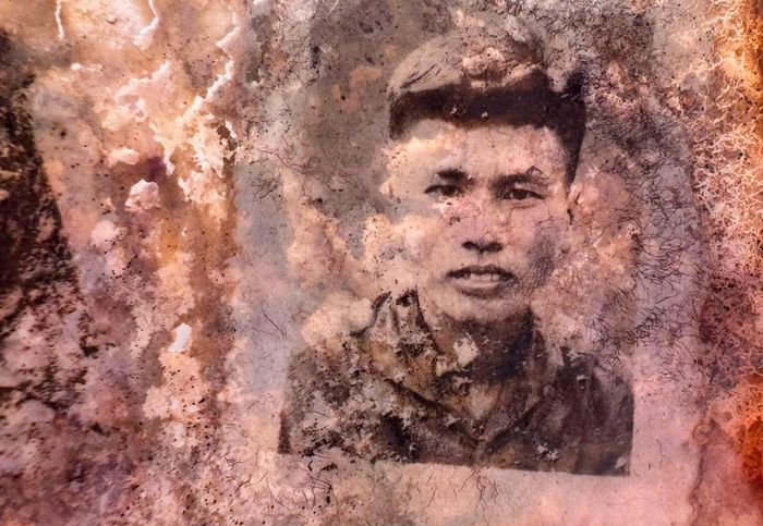 Tấm ảnh chân dung khá rõ nét được tìm thấy trong ví ở dưới phần mộ có hài cốt liệt sĩ. Ảnh: K72 Bộ CHQS TP. Đồng Nai