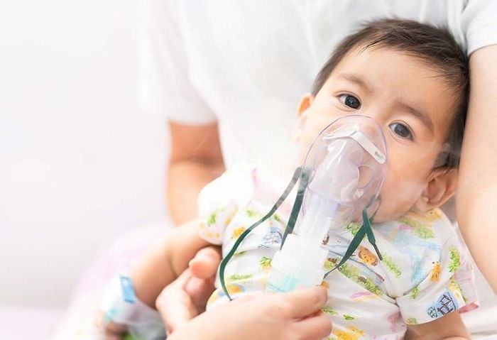 Trẻ nhỏ có sức đề kháng còn non nớt nên bệnh có thể diễn tiến nhanh và khó lường, vì vậy phụ huynh không nên xem nhẹ những dấu hiệu ban đầu. Ảnh minh họa