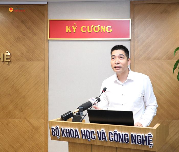 Phó Vụ trưởng Vụ Kinh tế số và Xã hội số Nguyễn Văn Thuật chia sẻ tại buổi họp báo