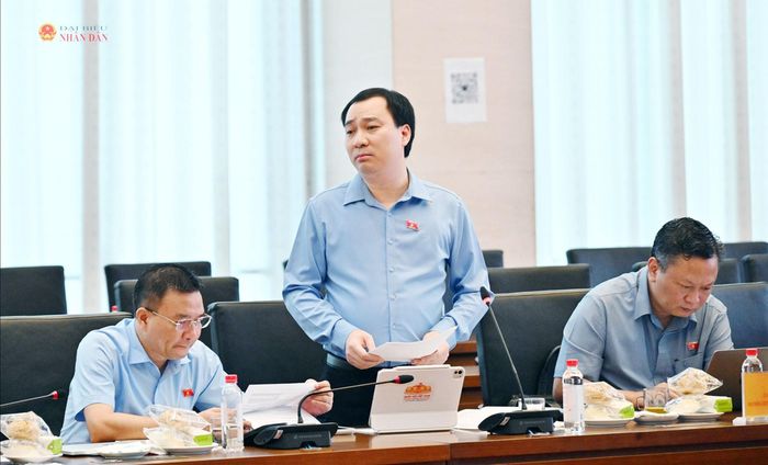 ĐBQH hoạt động chuyên trách tại Ủy ban Văn hóa và Xã hội Vũ Văn Tiến cho rằng, Nhà nước cần đầu tư mạnh mẽ để phát triển xuất bản thành công cụ ngoại giao và hội nhập quốc tế; có chính sách đãi ngộ biên tập viên xuất bản như là lực lượng phát triển khoa học và văn hóa, bảo vệ nền tảng chính trị