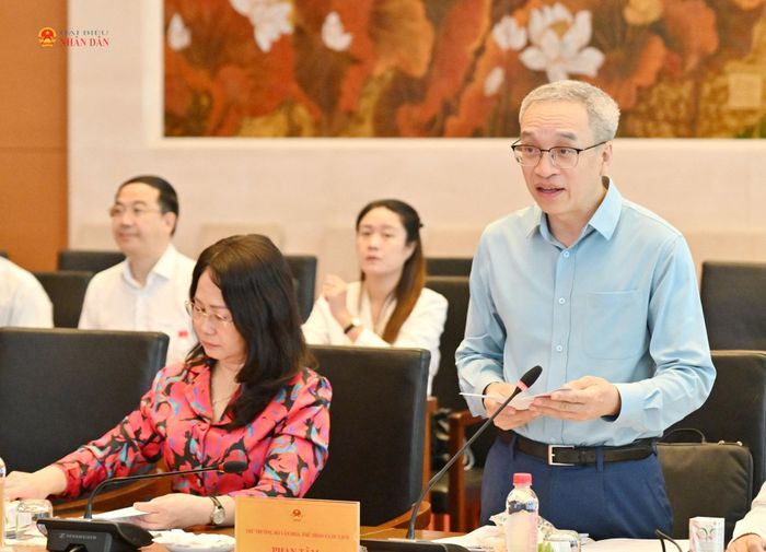 Thứ trưởng Bộ Văn hóa, Thể thao và Du lịch Phan Tâm trình bày tóm tắt Tờ trình của Chính phủ