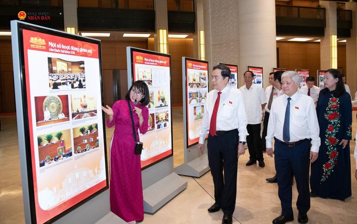 Chủ tịch Quốc hội Trần Thanh Mẫn tham quan triển lãm trong khuôn khổ Diễn đàn của Quốc hội về hoạt động giám sát. Ảnh: Lâm Hiển