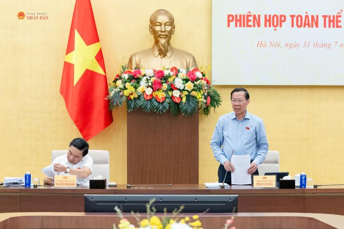 Chủ nhiệm Ủy ban Kinh tế và Tài chính Phan Văn Mãi phát biểu