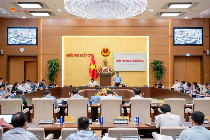 Chủ nhiệm Ủy ban Kinh tế và Tài chính Phan Văn Mãi phát biểu