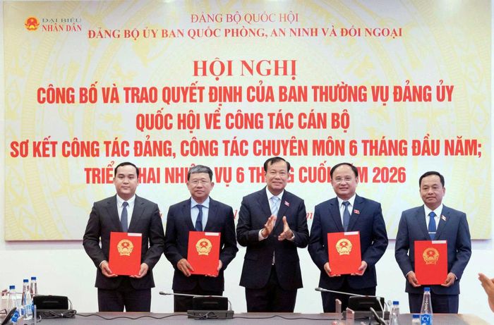 Bí thư Đảng ủy, Chủ nhiệm Ủy ban Quốc phòng, An ninh và Đối ngoại, Thượng tướng Lê Tấn Tới trao quyết định của Ban Thường vụ Đảng ủy Quốc cho các đồng chí được chỉ định