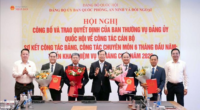 Thường trực Ủy ban Quốc phòng, An ninh và Đối ngoại tặng hoa chúc mừng các đồng chí được chỉ định tham gia Đảng bộ Ủy ban Quốc phòng, An ninh và Đối ngoại