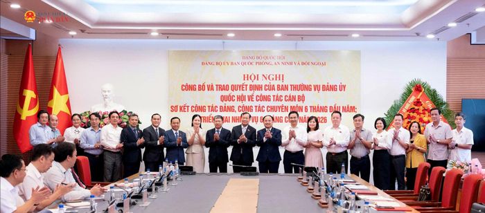 Các đại biểu chụp hình lưu niệm