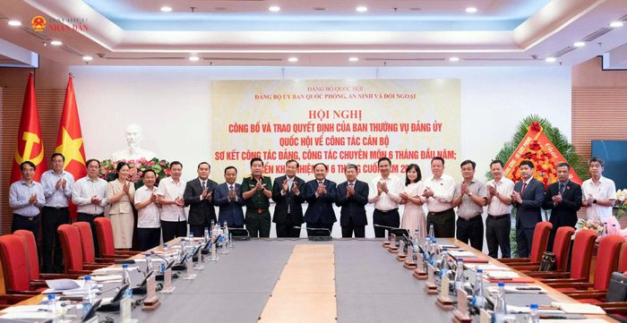 Các đại biểu chụp hình lưu niệm