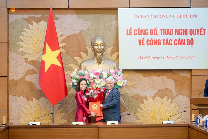Phó Chủ tịch Thường trực Quốc hội Đỗ Văn Chiến trao Nghị quyết bổ nhiệm bổ nhiệm bà Hà Thu Giang giữ chức Trợ lý Phó Chủ tịch Quốc hội Nguyễn Thị Hồng