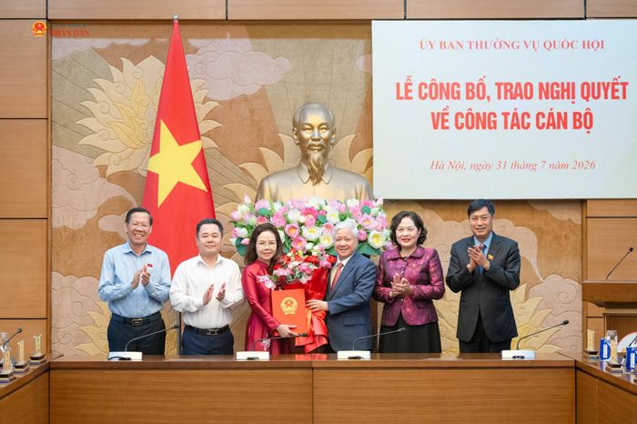 Phó Chủ tịch Thường trực Quốc hội Đỗ Văn Chiến, Phó Chủ tịch Quốc hội Nguyễn Thị Hồng, Chủ nhiệm Ủy ban Công tác đại biểu Nguyễn Hữu Đông, Chủ nhiệm Ủy ban Kinh tế và Tài chính Phan Văn Mãi, Phó Thống đốc Ngân hàng Nhà nước Việt Nam Nguyễn Ngọc Cảnh tặng hoa chúc mừng đồng chí Hà Thu Giang