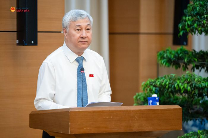 Phó Chủ nhiệm Ủy ban Công tác Đại biểu Trần Văn Lâm công bố Nghị quyết của Ủy ban Thường vụ Quốc hội