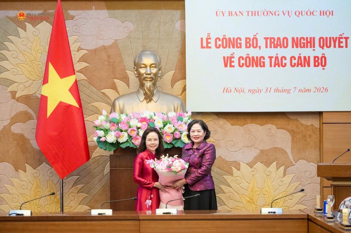 Phó Chủ tịch Quốc hội Nguyễn Thị Hồng chúc mừng bà Hà Thu Giang giữ chức Trợ lý Phó Chủ tịch Quốc hội