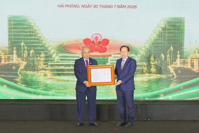 Phó Thủ tướng Lê Tiến Châu trao Quyết định cho Chủ tịch UBND T.P Hải Phòng. Ảnh: CTTDT HP