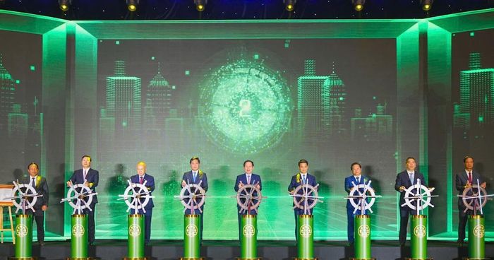 Các đại biểu nhấn nút khởi động Khu Thương mại tự do Hải Phòng. Ảnh: CTTDT HP