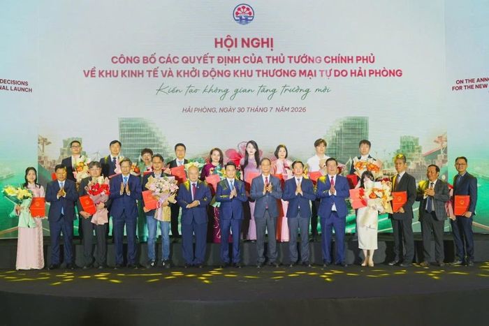 Lãnh đạo thành phố Hải Phòng trao Giấy chứng nhận đăng ký đầu tư cấp mới và điều chỉnh tăng vốn cho 13 dự án tại hội nghị.