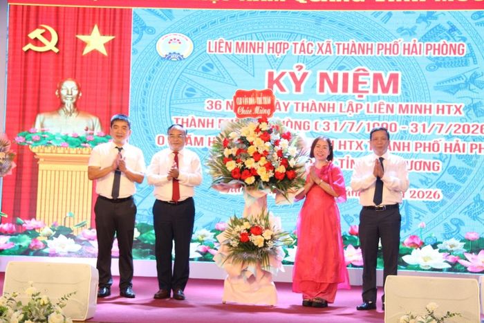 Đại diện các đơn vị tặng hoa chúc mừng Liên minh HTX TP Hải Phòng. 