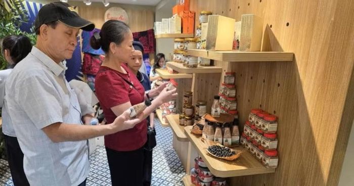 Người dùng Thủ đô mua sắm và trải nghiệm các sản phẩm, đặc sản xứ Lạng.
