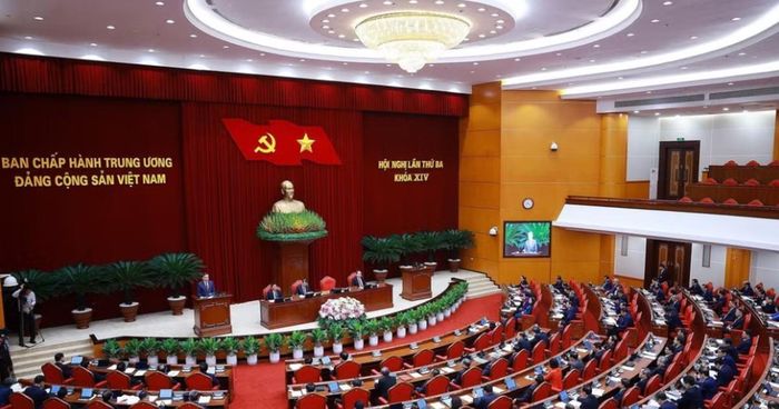 Hội nghị lần thứ ba Ban Chấp hành Trung ương Đảng khóa XIV đã thống nhất chủ trương chuyển chức năng, nhiệm vụ tham mưu về công tác dân vận từ Ban Tuyên giáo và Dân vận Trung ương sang Đảng ủy Mặt trận Tổ quốc, các đoàn thể Trung ương. (Ảnh: TTXVN)