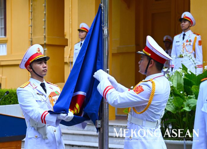 Đội Nghi lễ thực hiện nghi thức thượng cờ ASEAN tại Trụ sở Bộ Ngoại giao. Ảnh: Đỗ Thảo - Mekong ASEAN