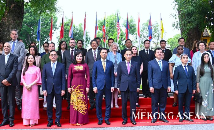 Bộ trưởng Bộ Ngoại giao Lê Hoài Trung chụp ảnh kỷ niệm chung với Đại sứ các nước ASEAN và quan khách trong nước và quốc tế tới dự.