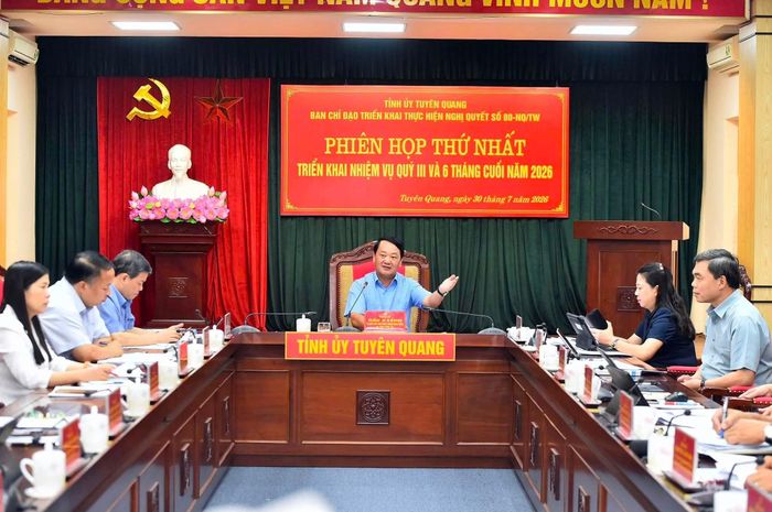 Đồng chí Hầu A Lềnh, Bí thư Tỉnh ủy Tuyên Quang, Trưởng Ban Chỉ đạo, chủ trì phiên họp. Ảnh Báo Tuyên Quang