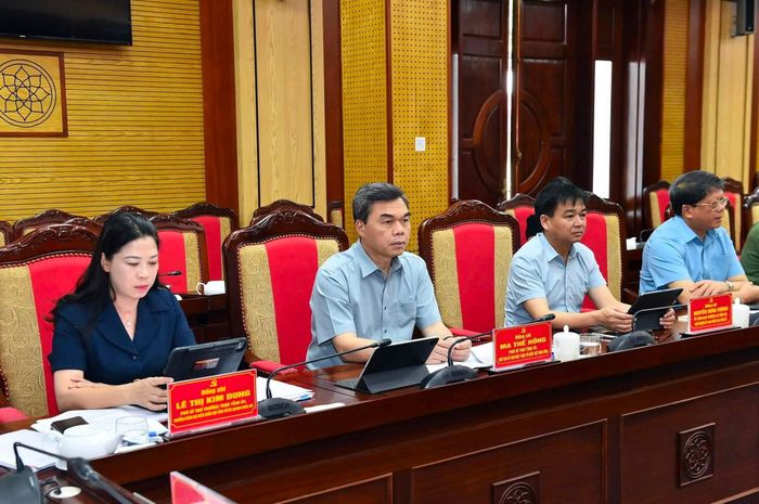 Đồng chí Lê Thị Kim Dung, Phó Bí thư Thường trực Tỉnh ủy, Trưởng Đoàn đại biểu Quốc hội tỉnh Tuyên Quang dự cuộc họp. Ảnh Báo Tuyên Quang