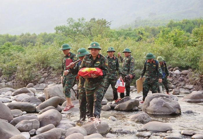 Bộ đội băng rừng, vượt suối đưa hài cốt liệt sĩ trở về trong hành trình của Chiến dịch 500 ngày đêm. Ảnh: Thanh Lộc