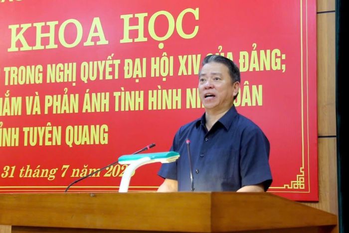 Đồng chí Trưởng ban Tuyên giáo và Dân vận Tỉnh ủy Tuyên Quang Trần Mạnh Lợi phát biểu tại hội thảo.