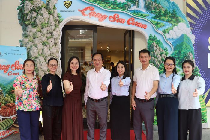 Ông Bùi Quốc Khánh, Giám đốc Sở Công Thương tỉnh Lạng Sơn (đứng giữa) tham gia chương trình "Lạng Sơn Corner".