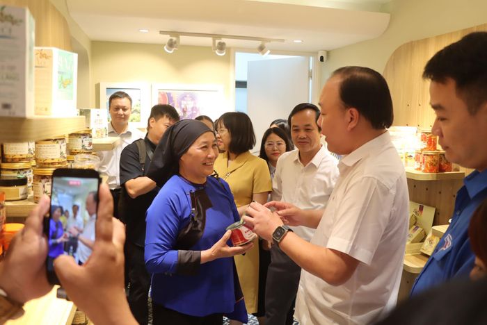 "Việc kết nối trực tiếp giữa nhà sản xuất với người tiêu dùng không chỉ góp phần thúc đẩy tiêu dùng hàng Việt mà còn giúp các địa phương xây dựng thương hiệu" Cục trưởng Trần Hữu Linh chia sẻ.