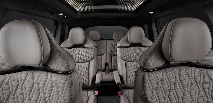 Nội thất Audi Q9 2027 với khoang lái ba màn hình kỹ thuật số. Ảnh: Audi