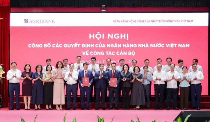 Các đại biểu chụp ảnh lưu niệm