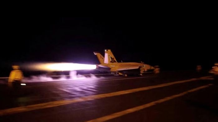 Máy bay chiến đấu cất cánh từ tàu sân bay Mỹ hoạt động ở Trung Đông ngày 29/7. Ảnh: CENTCOM