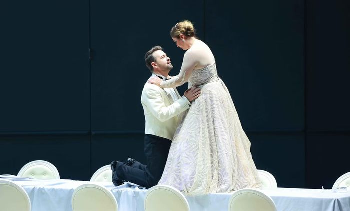  Tenor người Albania - Klodjan Kaçani tốt nghiệp Đại học Nghệ thuật Tirana và là gương mặt tiêu biểu của thế hệ ca sĩ opera trẻ châu Âu. Sở hữu chất giọng tenor sáng, trữ tình cùng kỹ thuật vững vàng, anh mang đến hình tượng Alfredo chân thành, nồng nhiệt và giàu cảm xúc. 