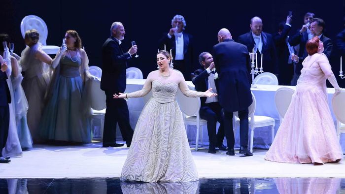Soprano người Ý nổi tiếng Maria Grazia Schiavo trong nửa đầu vở La Traviata.
