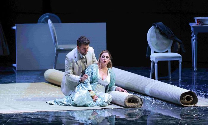 Tenor người Albania - Klodjan Kaçani mang đến hình tượng Alfredo chân thành, nồng nhiệt và giàu cảm xúc.