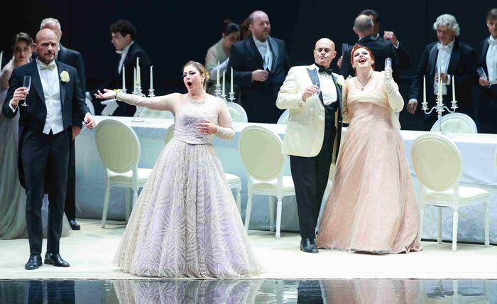 Soprano người Ý nổi tiếng Maria Grazia Schiavo trong vai Violetta với giọng hát kỹ thuật, giàu cảm xúc và vẻ đẹp mong manh, sâu lắng.