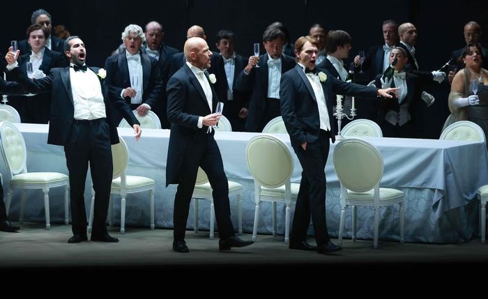 Những bữa tiệc xa hoa của quý tộc châu Âu thế kỷ 19 tái hiện trong La Traviata.