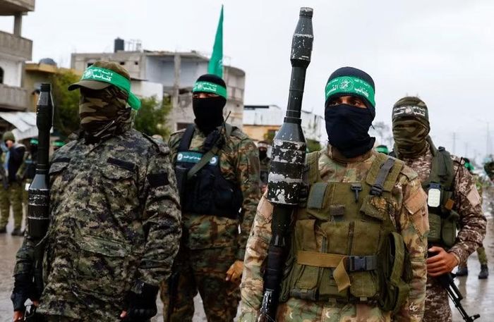 Các thành viên Hamas được trang bị vũ khí chống tăng hạng nặng. Ảnh: Reuters
