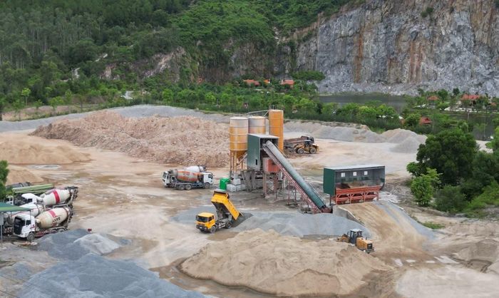 Trạm trộn bê tông hoạt động không phép, gây ô nhiễm môi trường nhưng đến cuối tháng 6/2026 mới bị xử phạt hành chính nhưng không yêu cầu dừng hoạt động hay tháo dỡ.