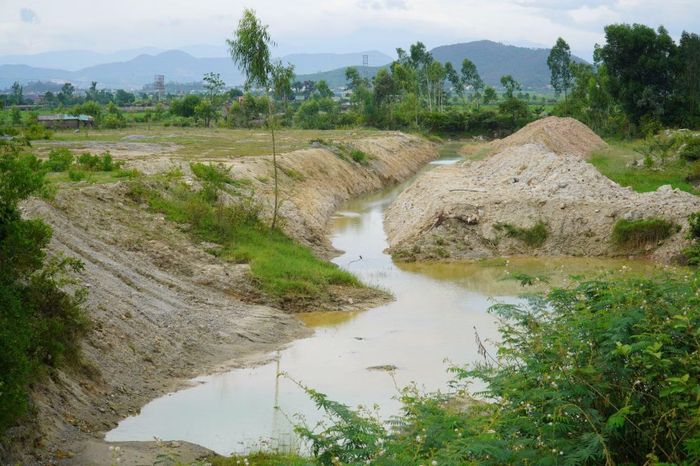 Do chưa có phép, chưa có Giấy phép môi trường nên dự án tự ý khơi thông dòng chảy để xả thải trực tiếp ra môi trường.