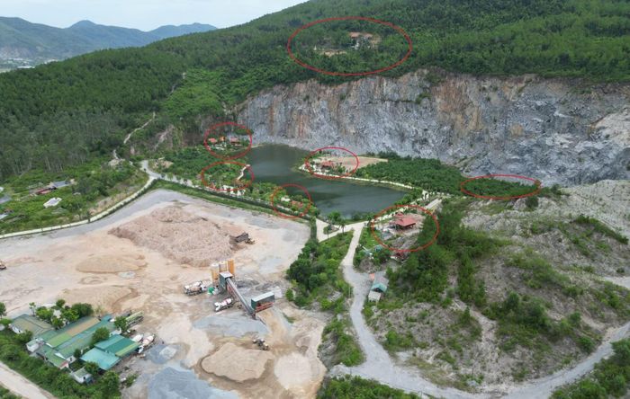 Tại khu vực đất đã thu hồi để đóng cửa mỏ, phục hồi môi trường, nhiều ngôi nhà, tuyến đường được xây dựng theo mô hình khu du lịch sinh thái đã ngang nhiên mọc lên.